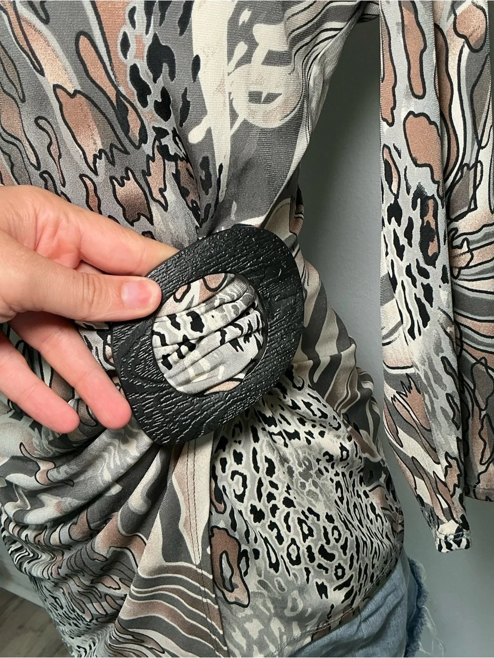 Frank Lyman Animal Print Faux Wrap Top Buckle Detail Size 8 - Picture 3 of 6